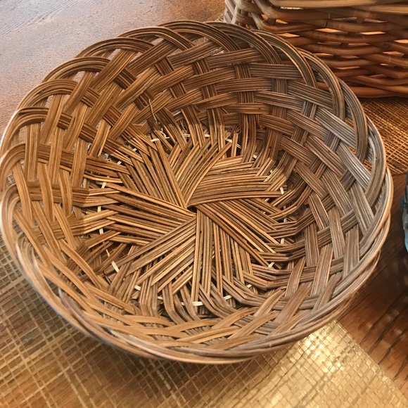 FIVE Beautiful handwoven BASKETS - Picture 3 of 15
